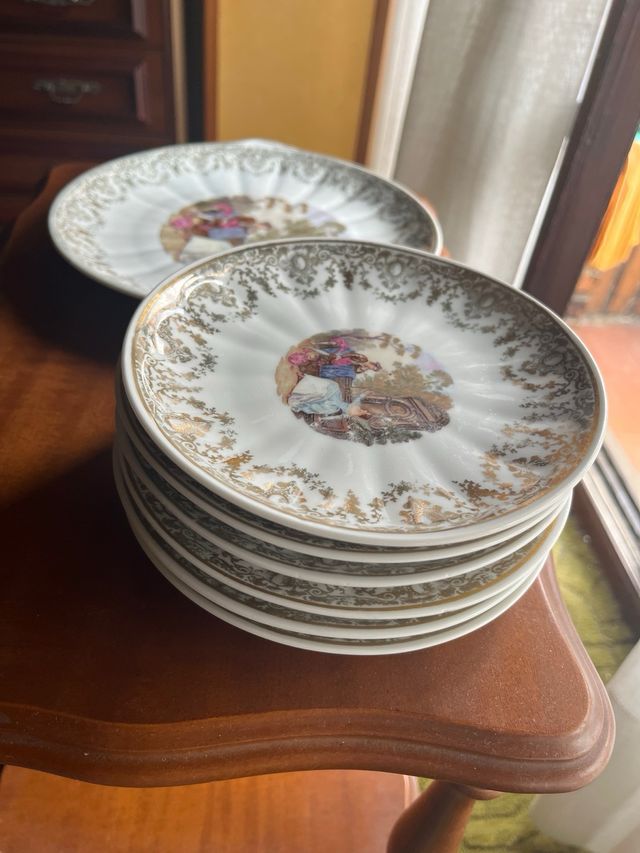 Platos de postre de porcelana con borde dorado