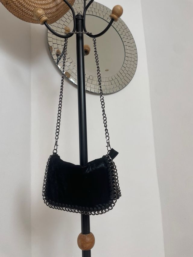 Bolso negro con cadena