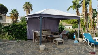 Pergola gazebo grigia e bianca