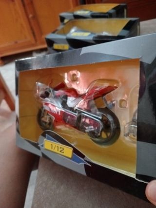 Moto GP Carlos Checa 2004 1/12