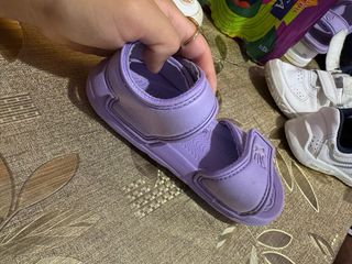 Sandalias moradas para niña