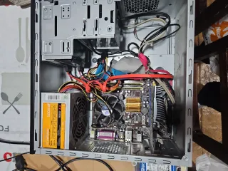 Torre PC ASUS con lector DVD PARA REPARAR O PIEZAS