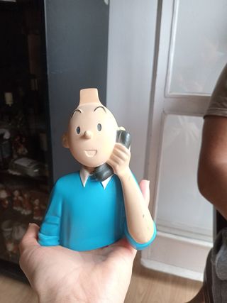Busto Tintin hablando por teléfono