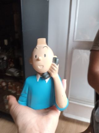 Busto Tintin hablando por teléfono