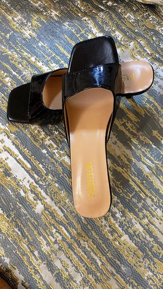 Tacones elegantes negros