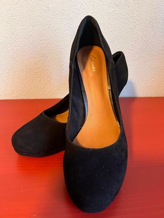 Zapatos de tacón Clarks negros ante