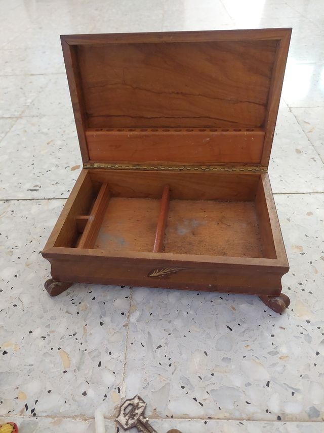 Caja de madera antigua para tabaco