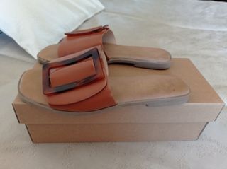 Chanclas marrones con hebilla