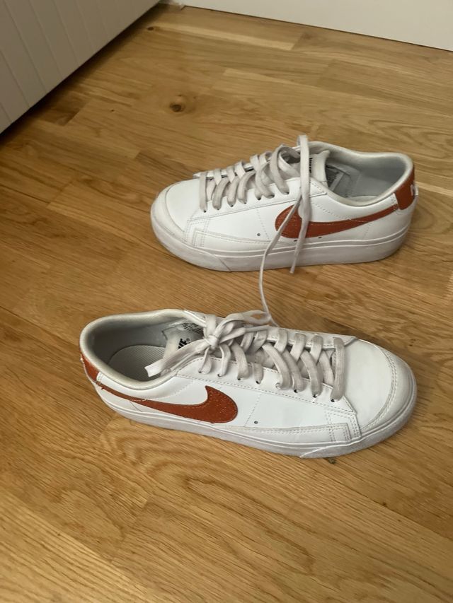 Zapatillas Nike Blancas símbolo Naranja purpurina