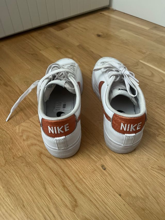 Zapatillas Nike Blancas símbolo Naranja purpurina