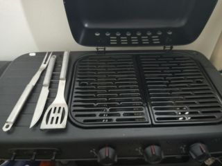 Barbacoa de gas negra y plateada usada una vez 