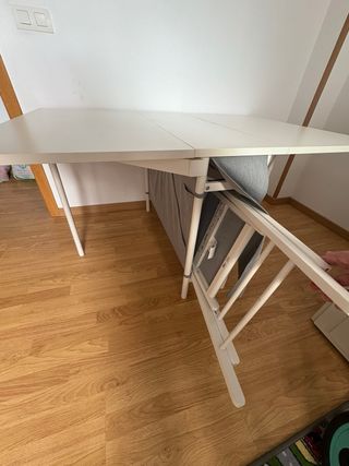 Mesa nueva extensble plegable Ikea con 2 sillas
