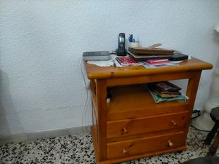 Mesa auxiliar de madera