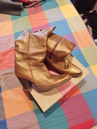 Botas camperas piel doradas marca wonders