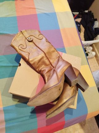 Botas camperas piel doradas marca wonders
