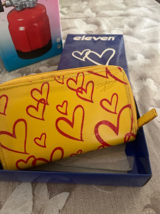 Portafogli Eleven giallo con cuori rossi