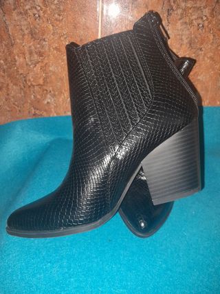 Botines negros con textura de serpiente