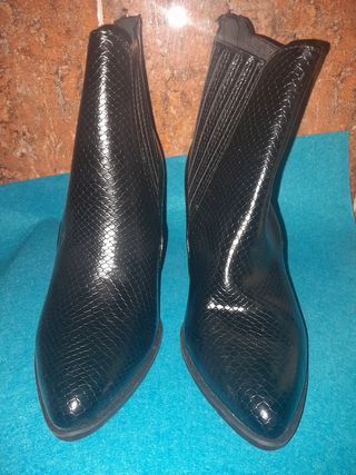 Botines negros con textura de serpiente