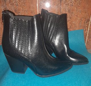 Botines negros con textura de serpiente
