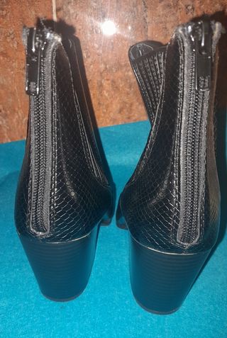 Botines negros con textura de serpiente