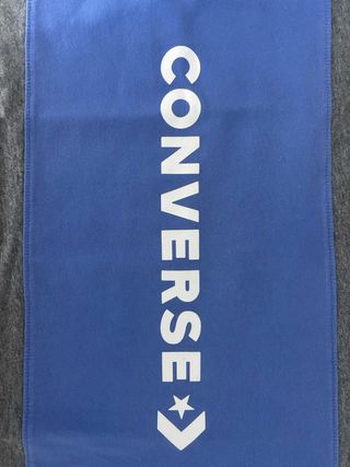 Camiseta Converse Gris con Rayas Naranja