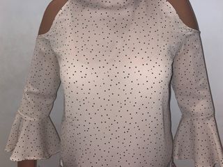 Camisa lunares hombros descubiertos beige