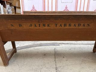 Bancos y mesa de madera rústicos