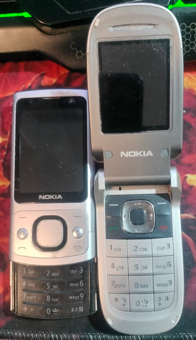 4 móviles Nokia y un Siemens antiguos vintage