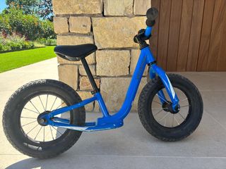 Bicicleta de equilibrio azul Specialized
