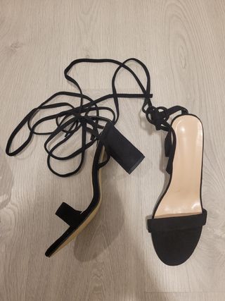 Sandalias de tacón con cordones negras