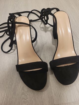 Sandalias de tacón con cordones negras