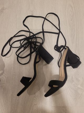 Sandalias de tacón con cordones negras
