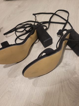 Sandalias de tacón con cordones negras