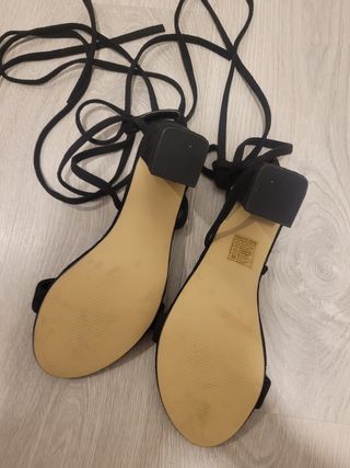 Sandalias de tacón con cordones negras