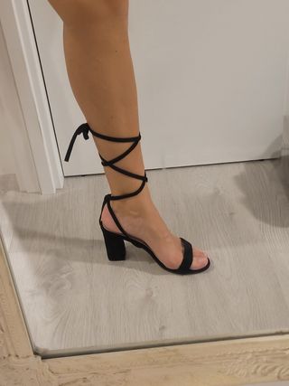 Sandalias de tacón con cordones negras