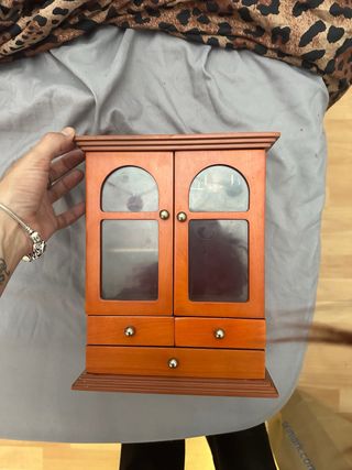 Joyero de madera con puertas y cajones