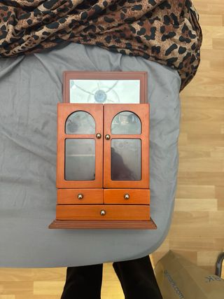 Joyero de madera con puertas y cajones