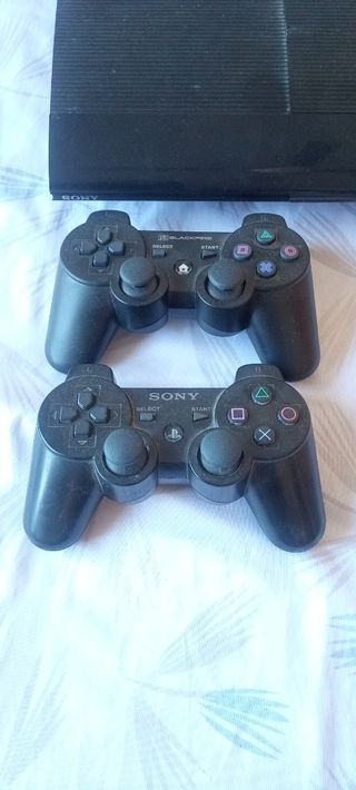Consola PS3 + 12 Juegos y 2 Mandos