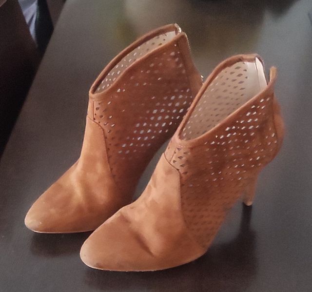 Botines de ante con perforaciones