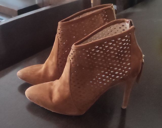 Botines de ante con perforaciones