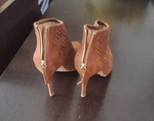 Botines de ante con perforaciones