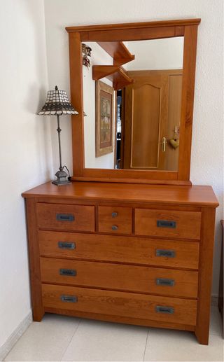 Conjunto cómoda y espejo de madera