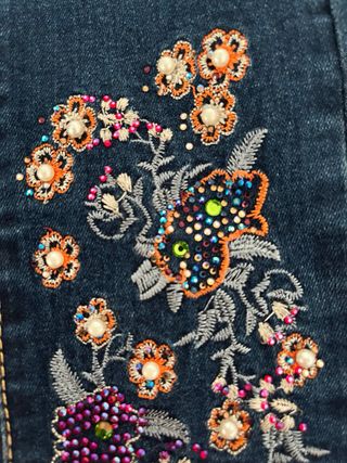 Pantalones vaqueros con adornos
