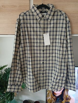 Camisa a cuadros Zara.