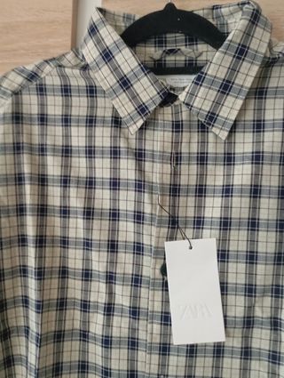 Camisa a cuadros Zara.