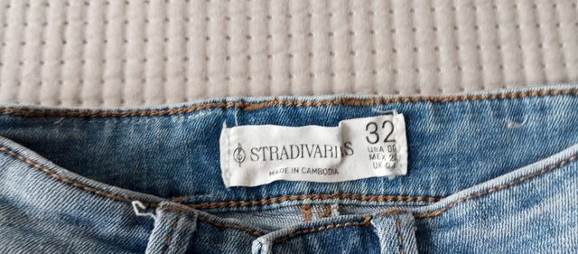 Pantalón vaquero Stradivarius azul desgastado