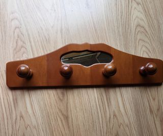 Perchero de madera con espejo