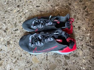 Zapatillas Nike React Negras y Rojas.