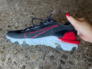 Zapatillas Nike React Negras y Rojas.