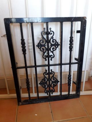 Reja de ventana negra con adornos